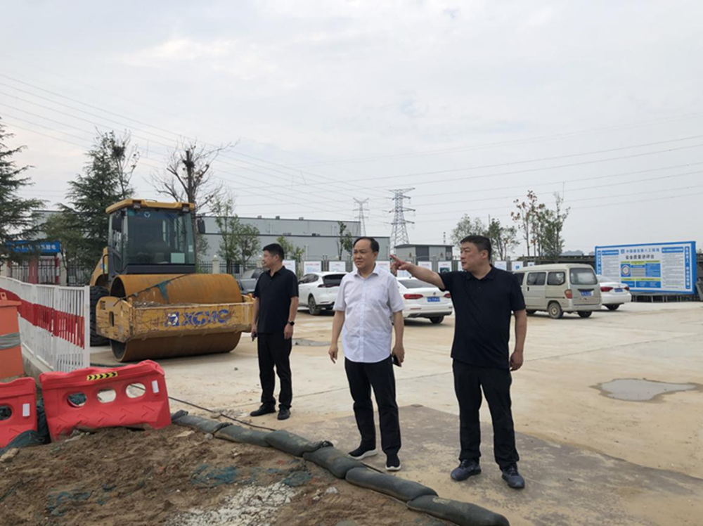 鄭州市建設(shè)投資集團(tuán)有限公司黨委委員、副總經(jīng)理張巖到侯寨新鎮(zhèn)區(qū)安置區(qū)調(diào)研項(xiàng)目建設(shè)工作