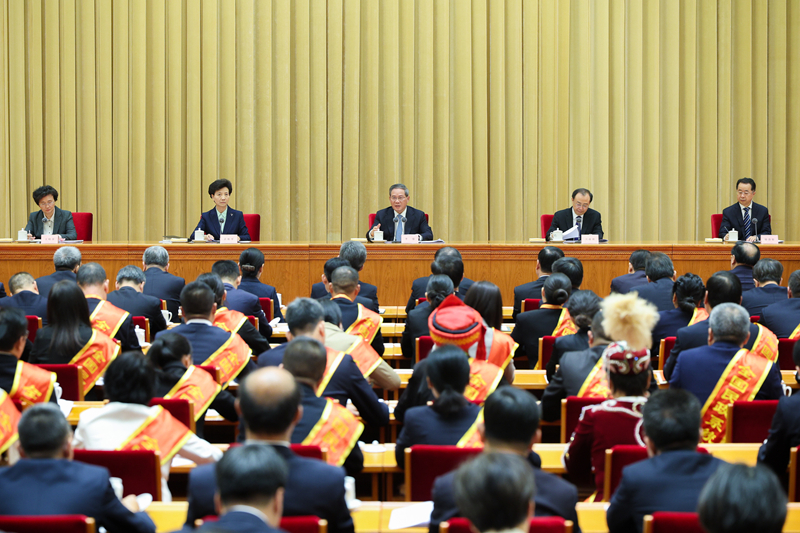 習(xí)近平對民政工作作出重要指示：加強(qiáng)普惠性基礎(chǔ)性兜底性民生建設(shè) 積極主動(dòng)為人民群眾做好事辦實(shí)事解難事